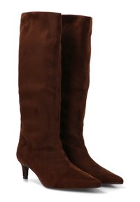 Botas altas de ante marrón hasta la rodilla con punta afilada, caña ajustada y bajo tacón de kitten, que presentan una textura suave y un detallado mínimo.