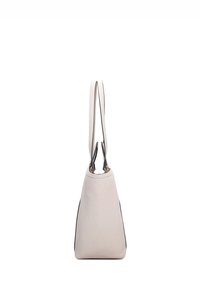 Borsa a tracolla in tela beige con rifiniture nere. Presenta manici allungati e una forma triangolare. Design minimalista, senza hardware visibile.