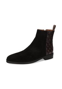 Bota de tobillo negra de ante con un panel trenzado marrón texturizado en el talón. Presenta un acabado suave y un cierre de cremallera para poner y quitar con facilidad.
