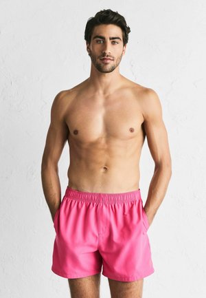 Rosa Badeshorts aus leichtem Stoff, mit einem elastischen Bund und Seitentaschen, gestaltet mit einer glatten Textur und einfachem Design.