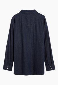 Cămașă din denim albastru închis cu guler, mâneci lungi și manșete cu nasturi. Prezintă un design cu șapcă pe spate. Textură netedă.