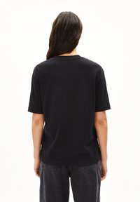 Schwarzes kurzärmeliges T-Shirt mit einem standardmäßigen Rundhalsausschnitt, aus glattem Stoff gefertigt, leicht locker sitzend mit geradem Saum und ohne sichtbare Muster.