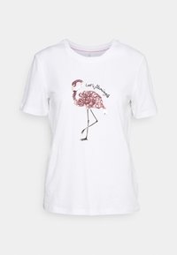 Biała bawełniana koszulka z krótkim rękawem, z grafikiem błyszczącego różowego flaminga i napisem "Let's flamingo" umieszczonym powyżej.