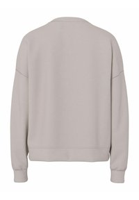 Šviesiai smėlio spalvos džemperis, suapvalintu kaklu, ilgomis rankovėmis, su ribotais rankogalais ir apačia, lygi tekstūra, minimalistinis dizainas, be matomų logotipų ar raštų.