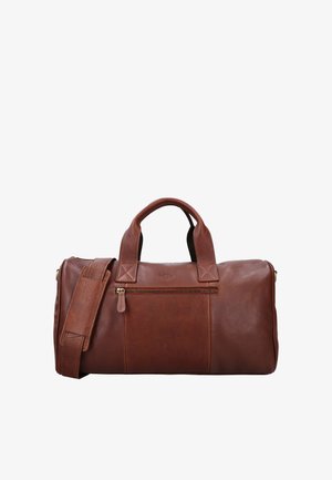 Brązowa skórzana torba podróżna z dwiema rączkami, odpinanym paskiem na ramię oraz przednią kieszenią na zamek, na białym tle.