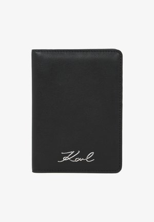 Mustast nahast kaheosaline rahakott, millel on sile tekstuur ja esiküljel alumises paremas nurgas hõbedane "Karl" allkiri.