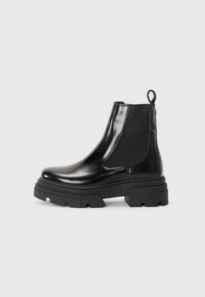 Zwarte leren enkelboots met een strak ontwerp, elastische zijpanelen en een stevige zwarte zool. Voorzien van een trekknoop aan de achterkant voor gemakkelijk aan- en uittrekken.