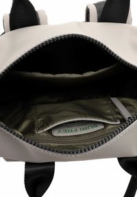 Graue wasserdichte Tasche mit olivgrünem Innenfutter; verfügt über eine Reißverschlusstasche und ein Etikett mit dem Text "SURF". Schwarzer Reißverschluss und sichtbare Riemen.