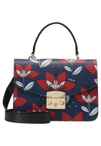 Květinová kabelka s námořnickým základem. Texturovaná kůže, černé ucho na hnaní, zlaté kovové zapínání a nastavitelní ramenní popruh.