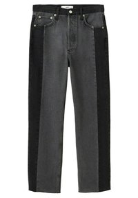 Jean taille haute à jambe droite en denim gris, avec des panneaux latéraux noirs contrastants et des éléments en métal argenté sur les poches et la fermeture par bouton.