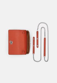 Lauren Ralph Lauren PEBBLED CROSSBODY TURN-LOCK TECH CASE - Skulderveske - rust orange