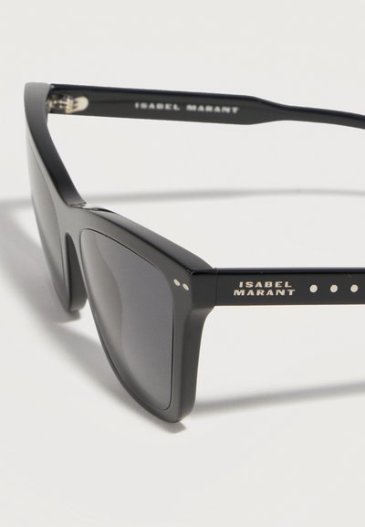 Μαύρα ορθογώνια γυαλιά ηλίου με σκουρόχρωμους φακούς, με το λογότυπο «ISABEL MARANT» σε λευκό στο πλάι και μικρές διακοσμητικές κουκκίδες.
