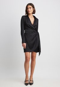 NA-KD - DRAPIERTES WICKEL - Blousejurk - black Miniatuurafbeelding 1