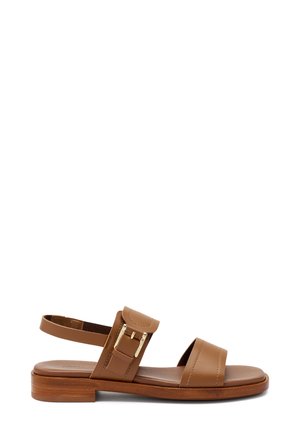 Sandal in pelle marrone con due fasce larghe, cinturino alla caviglia regolabile con fibbia dorata e suola piatta in legno.