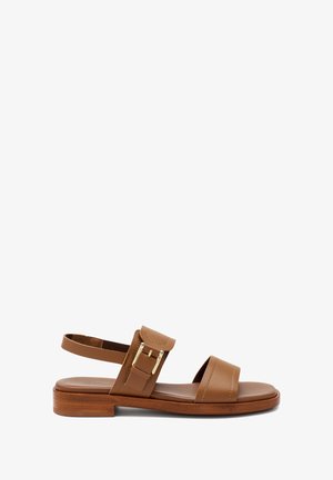 Sandal in pelle marrone con due fasce larghe, cinturino alla caviglia regolabile con fibbia dorata e suola piatta in legno.