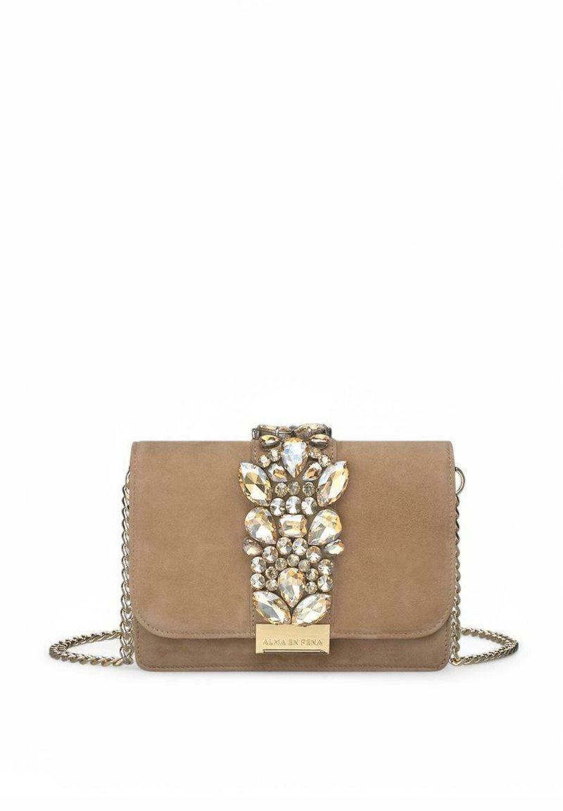 Bolso de mano de gamuza color bronce con un embellecimiento de joya decorativa en el centro, que cuenta con una correa de cadena plateada y un cierre magnético.
