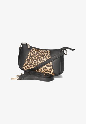 Sac à main noir à imprimé léopard avec bandoulière longue amovible, fermeture éclair et éléments métalliques dorés sur fond blanc.