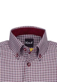 Kariertes Hemd mit roten und blauen Karomustern, Button-Down-Kragen und burgunderrotem Innenfutter. Markentag Ansichtbar am Hals.