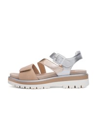 Beige og sølv sandaler med dobbelte justerbare stropper, struktureret ruskind og metalliske detaljer, samt en polstret, ribbet hvid sål.