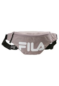 Sac banane en tissu mauve clair avec sangle noire réglable, fermeture éclair et grand logo blanc FILA à l'avant.
