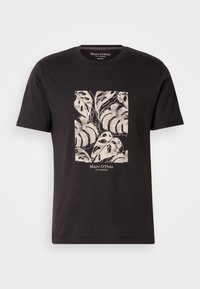 T-shirt nera in cotone con stampa botanica beige caratterizzata da foglie di Monstera e logo "Marc O'Polo" in basso. Vestibilità regolare, maniche corte.