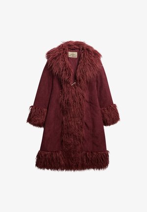 Burgundowa kurtka z wykończeniem z sztucznego futra przy kołnierzu, mankietach i dolnej krawędzi, z miękkim materiałem przypominającym zamsz oraz z zapięciem na troczek z przodu.