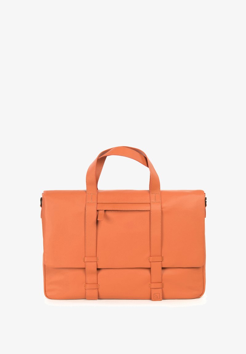 Serviette en cuir orange avec double poignée supérieure, rabat avant et détails de sangle verticale, présentée sur un fond blanc.