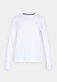 Biała sportowa koszulka z długim rękawem, wykonana z oddychającego materiału odprowadzającego wilgoć. Posiada okrągły dekolt oraz subtelne szare logo z trzema paskami na piersi.