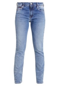 Ljusblå denimjeans med smal passform, med framfickor och knappstängning, visade mot en neutral bakgrund.