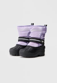 Bottes de neige isolées violettes avec semelles en caoutchouc noir, dotées de deux sangles noires et d'une surface texturée et durable pour une meilleure adhérence.