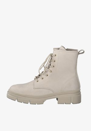 Beige Ankle Boots aus Wildleder mit einer robusten Gummisohle, runder Zehenform und Schnürdesign. Mit einem Zugschlaufe an der Ferse.