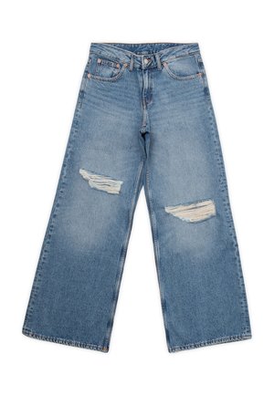 Jeans de mezclilla de pernera ancha en azul claro con detalles rasgados en las rodillas, diseño clásico de cinco bolsillos y dobladillo cosido.