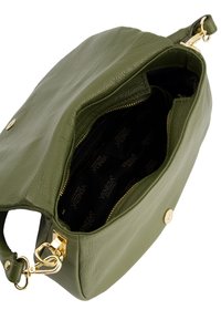 Olijfgroene leren handtas met een gestructureerde afwerking, gouden hardware, ritssluiting en magnetische sluitingen, met een zwarte merkinterieur.