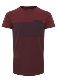 Bordeauxfarbiges T-Shirt mit kurzen Ärmeln und einem horizontalen dunklen Streifen, ausgestattet mit einer Brusttasche und einer glatten Baumwolltextur.