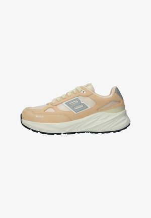 Scarpa sportiva beige con un mix di materiali in camoscio e rete. Presenta una suola testurizzata, dettagli grigio chiaro e un logo sul lato.