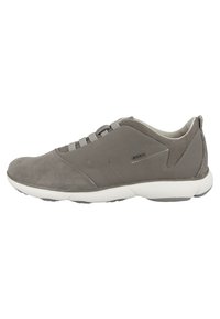 Sneaker grigio con tomaia in suede e mesh, lacci elastici e suola in gomma bianca. Presenta un logo discreto sul lato.