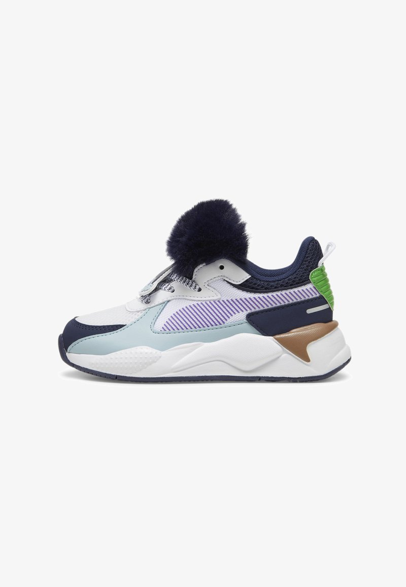 Baskets avec un design multicolore en blanc, bleu marine et bleu pastel, présentant un pompon en peluche bleu marine et des accents texturés.