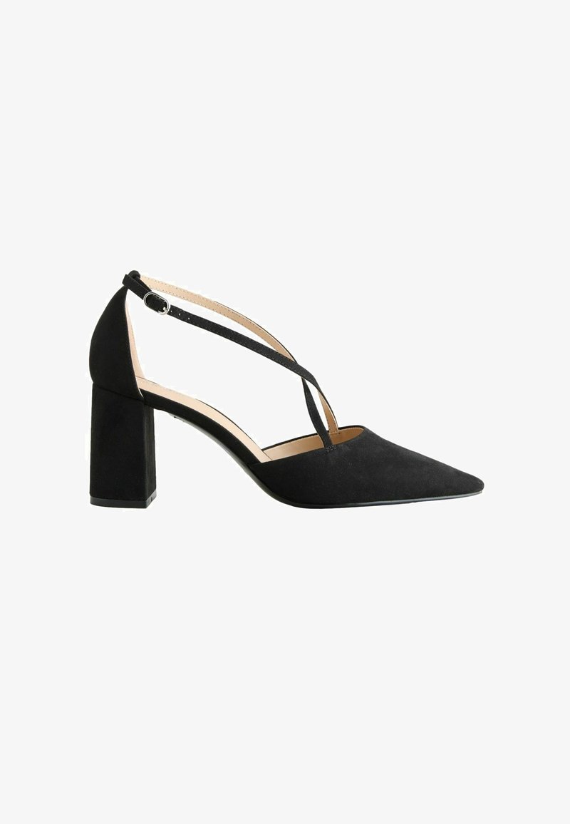 Chaussure à talon pour femme en daim noir, avec bout pointu, talon carré et fines brides croisées avec une petite boucle de fermeture.