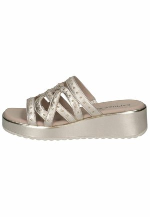 Damesandaler med metalkobber gull platform med flere nitte-dekorerede remme og kontureret polstret sål.