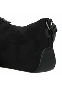 Bolso negro que combina ante suave y cuero. El diseño es curvado con una textura notablemente suave y un accesorio de metal.