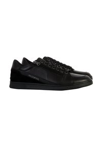 Sneaker in pelle nera con texture liscia, dotate di chiusura con zip e design con lacci. Accentuate da un logo laterale.