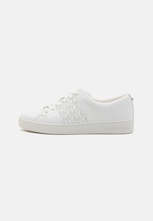 Hvid lav sneakers med snørebånd, logo panel og "Michael Kors" prægning på ydersålen.