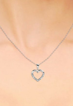 Collana con pendente a forma di cuore in argento, dotata di una catena, con pietre trasparenti attorno al bordo, che mette in evidenza il suo design aperto e la superficie liscia.