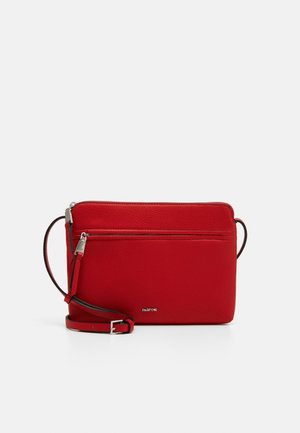 Červená kožená kabelka přes rameno s texturovaným povrchem, vybavená předním zipovým kapsou a nastavitelným popruhem pro všestranné možnosti nošení.