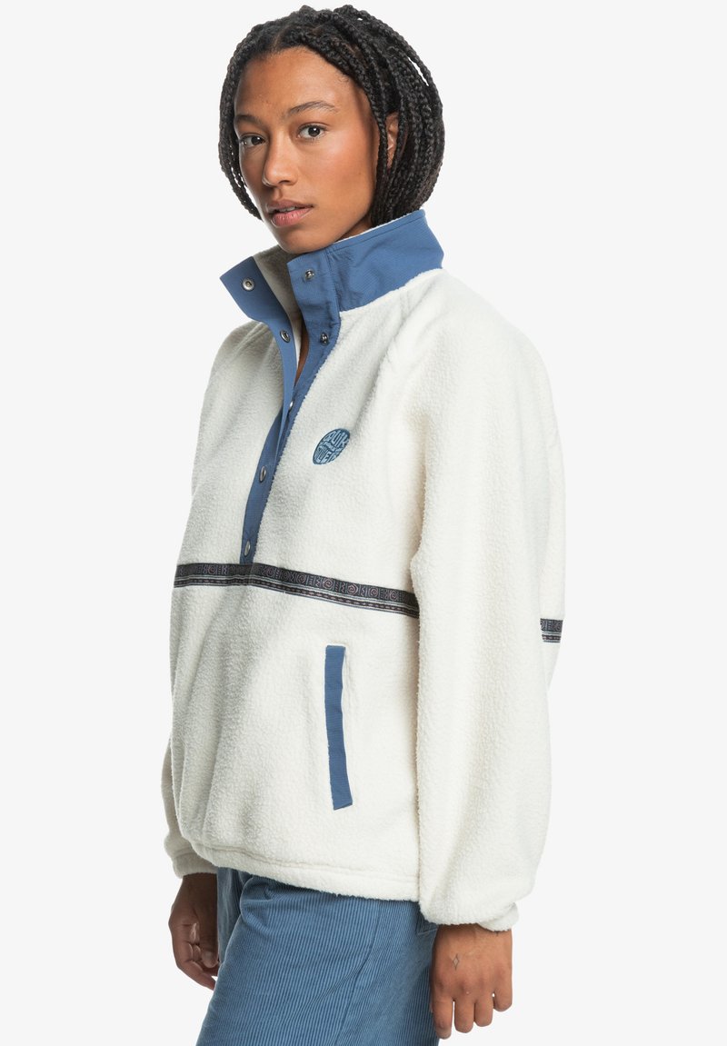 Fleece-Pullover mit weißem Körper, blauer Kragen und Reißverschlusskragen. Verfügt über einen horizontalen dekorativen Streifen und Fronttaschen.