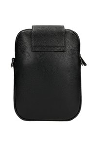 Kompaktní černá kožená crossbody taška s texturou, s klopou a zipovým detailem na boku.