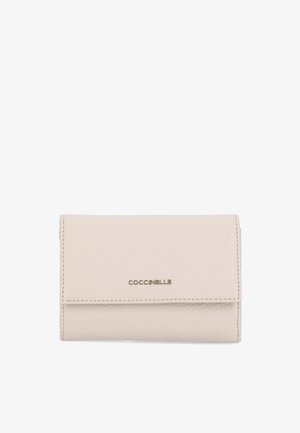 Portafoglio in pelle beige chiaro con finitura testurizzata, dotato di pattina anteriore e logo dorato del marchio. Forma rettangolare compatta.