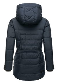 Marinblå puffjacka med huva, med quiltat mönster, åtstramad midja och ribbade muddar. Två bakfickor ingår.