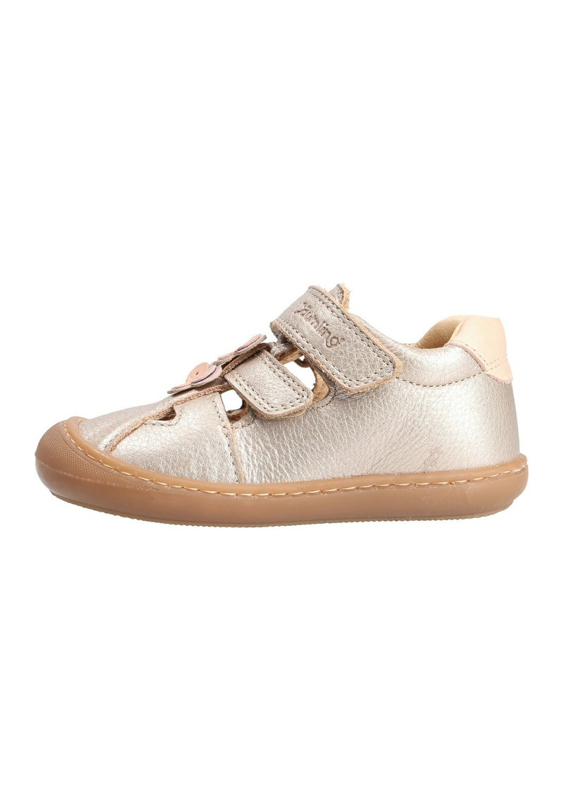 Goldene Lederkinderschuhe mit zwei Klettverschlüssen, Ausstanzungsdesign und brauner Gummisohle. Glatte Textur mit sichtbaren Nähten.