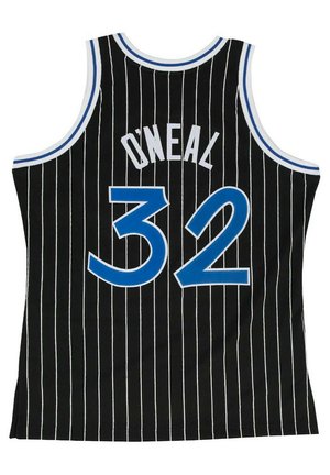 Maglia da basket nera con strisce verticali bianche, numero "32" blu e nome "O'NEAL" sul retro. Collo rotondo con bordi blu.